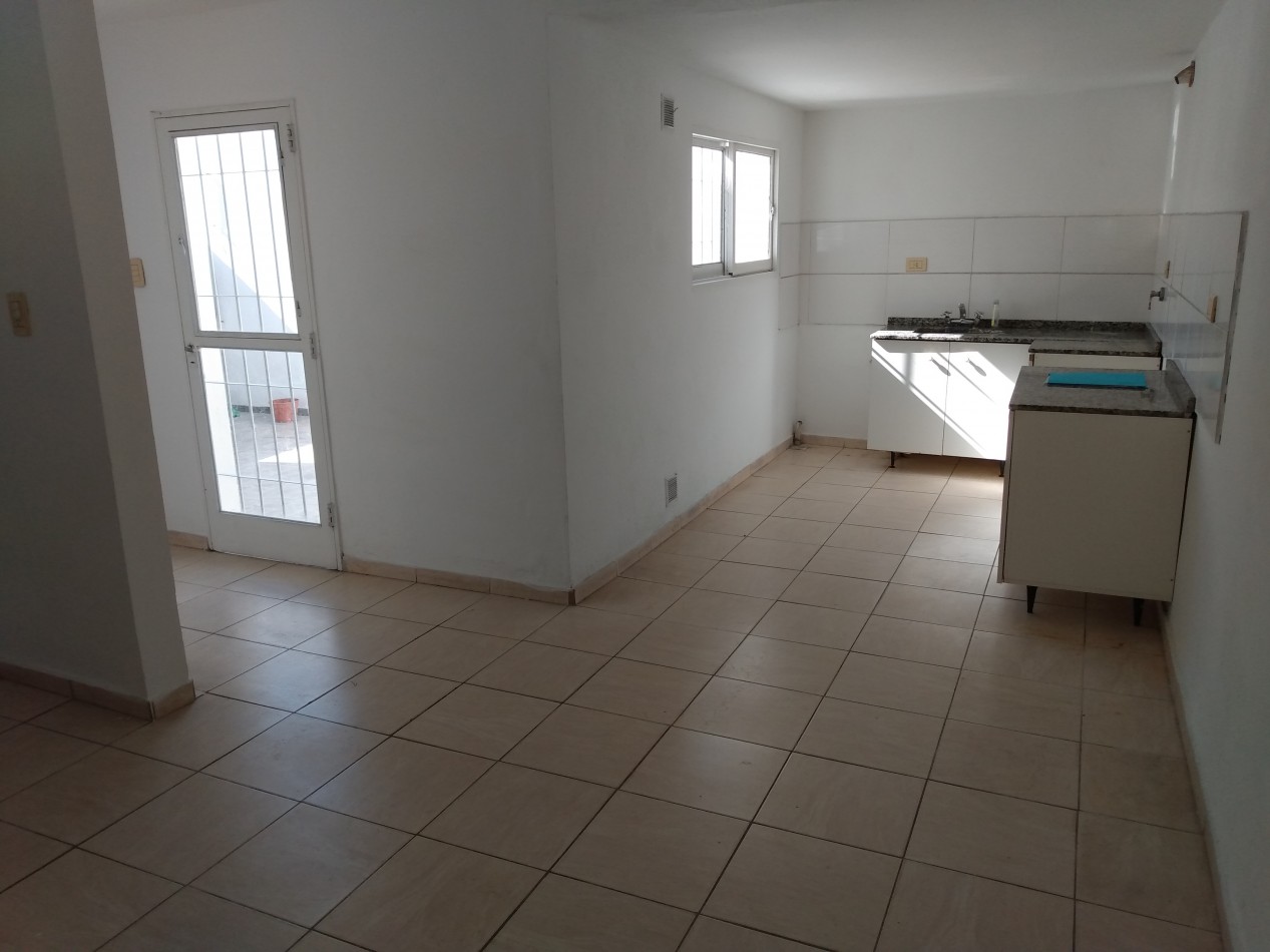 B° LOS NARANJOS: ALQUILO HERMOSO DUPLEX DE 2 DORMITORIOS, CON PATIO (NO TIENE COCHERA)