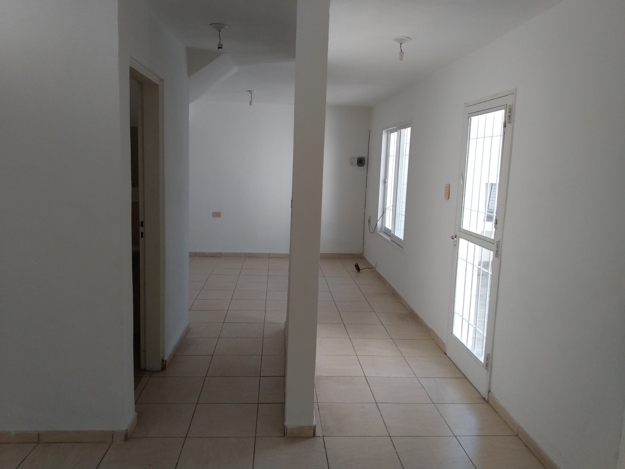 B° LOS NARANJOS: ALQUILO HERMOSO DUPLEX DE 2 DORMITORIOS, CON PATIO (NO TIENE COCHERA)