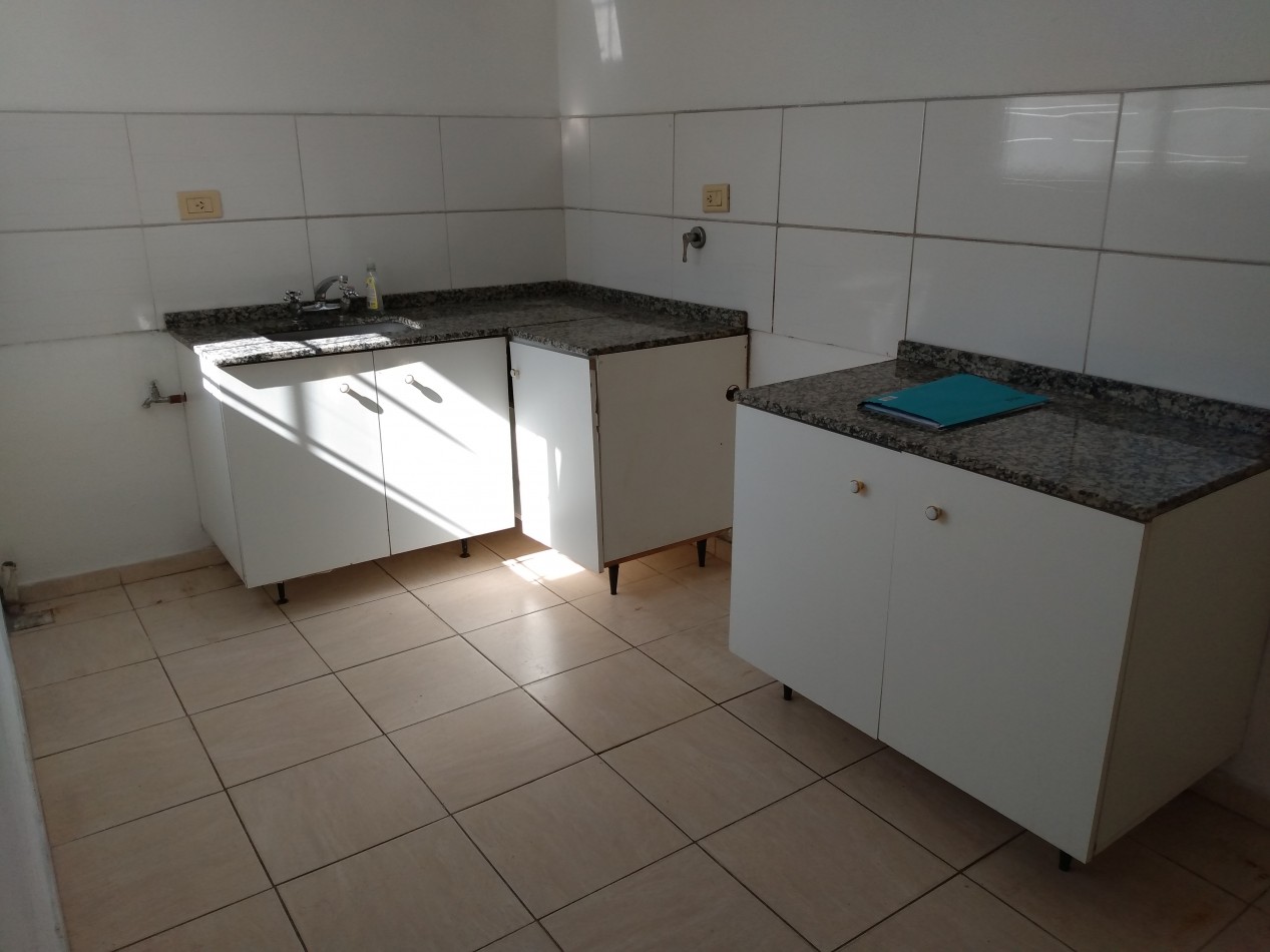 B° LOS NARANJOS: ALQUILO HERMOSO DUPLEX DE 2 DORMITORIOS, CON PATIO (NO TIENE COCHERA)