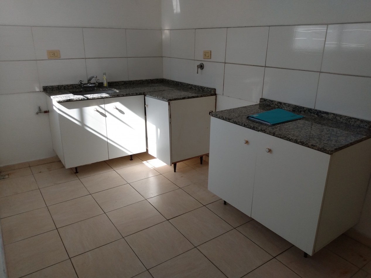 B° LOS NARANJOS: ALQUILO HERMOSO DUPLEX DE 2 DORMITORIOS, CON PATIO (NO TIENE COCHERA)