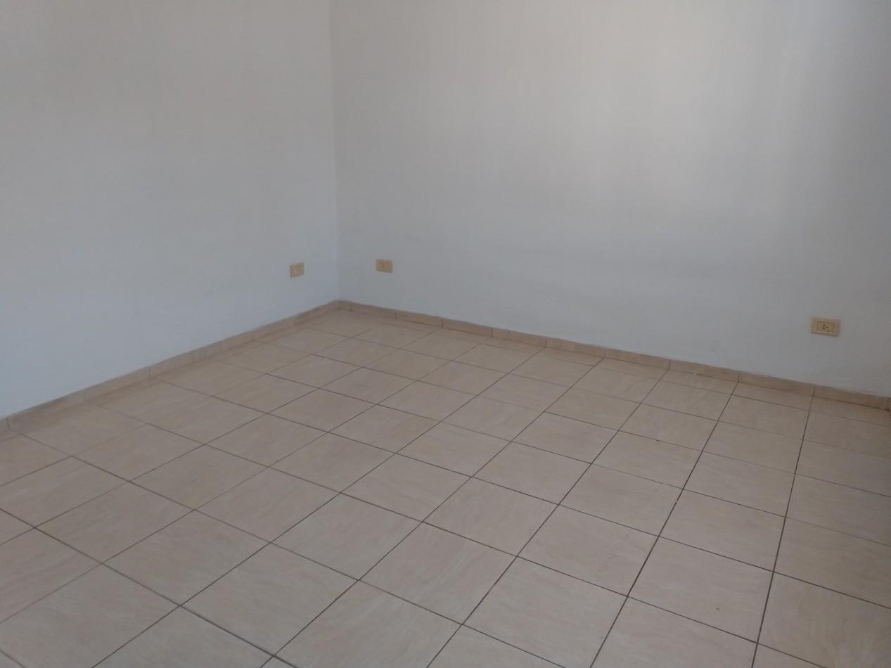 B° LOS NARANJOS: ALQUILO HERMOSO DUPLEX DE 2 DORMITORIOS, CON PATIO (NO TIENE COCHERA)