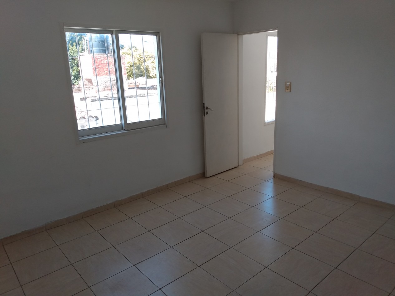 B° LOS NARANJOS: ALQUILO HERMOSO DUPLEX DE 2 DORMITORIOS, CON PATIO (NO TIENE COCHERA)