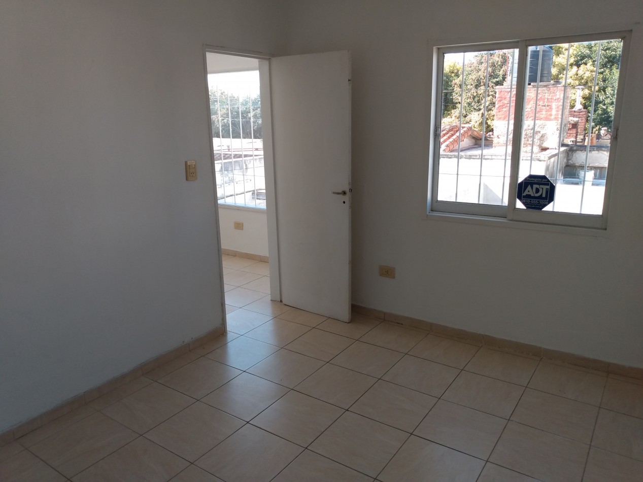 B° LOS NARANJOS: ALQUILO HERMOSO DUPLEX DE 2 DORMITORIOS, CON PATIO (NO TIENE COCHERA)