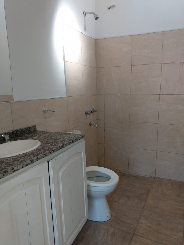 B° LOS NARANJOS: ALQUILO HERMOSO DUPLEX DE 2 DORMITORIOS, CON PATIO (NO TIENE COCHERA)