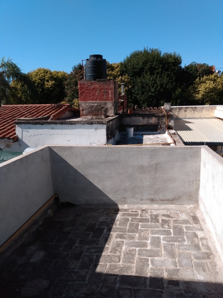 B° LOS NARANJOS: ALQUILO HERMOSO DUPLEX DE 2 DORMITORIOS, CON PATIO (NO TIENE COCHERA)