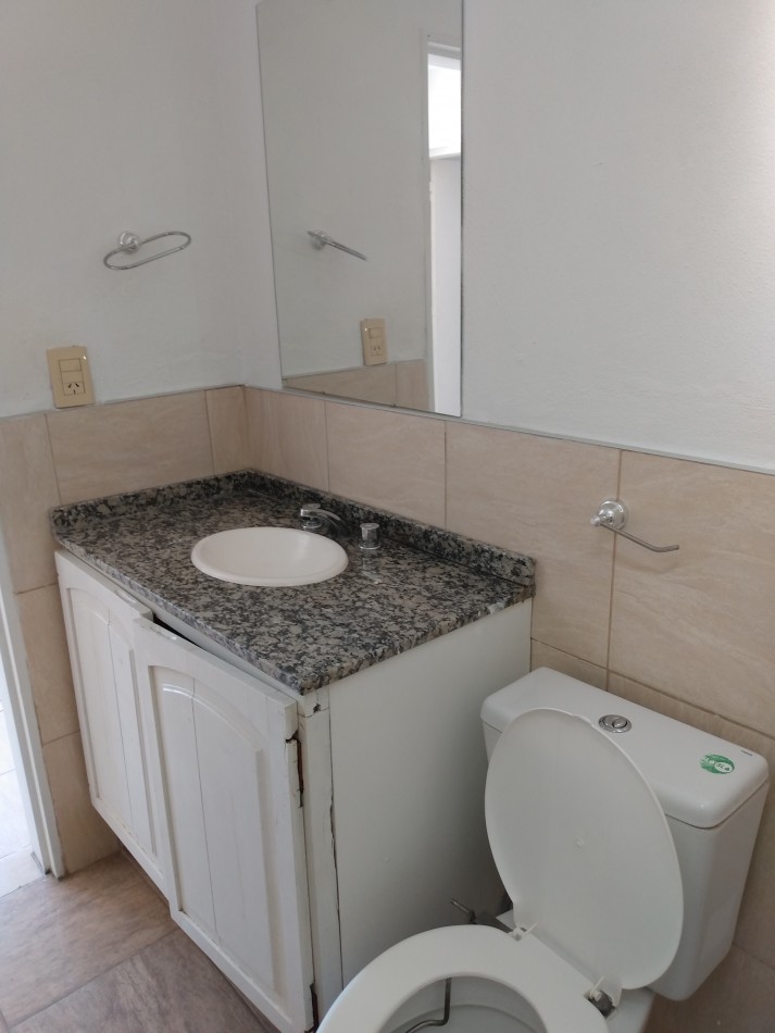 B° LOS NARANJOS: ALQUILO HERMOSO DUPLEX DE 2 DORMITORIOS, CON PATIO (NO TIENE COCHERA)