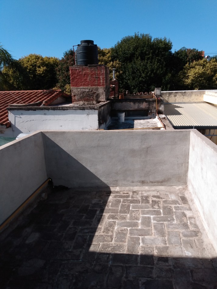 B° LOS NARANJOS: ALQUILO HERMOSO DUPLEX DE 2 DORMITORIOS, CON PATIO (NO TIENE COCHERA)