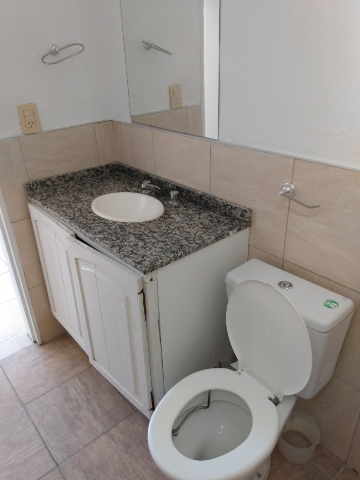 B° LOS NARANJOS: ALQUILO HERMOSO DUPLEX DE 2 DORMITORIOS, CON PATIO (NO TIENE COCHERA)