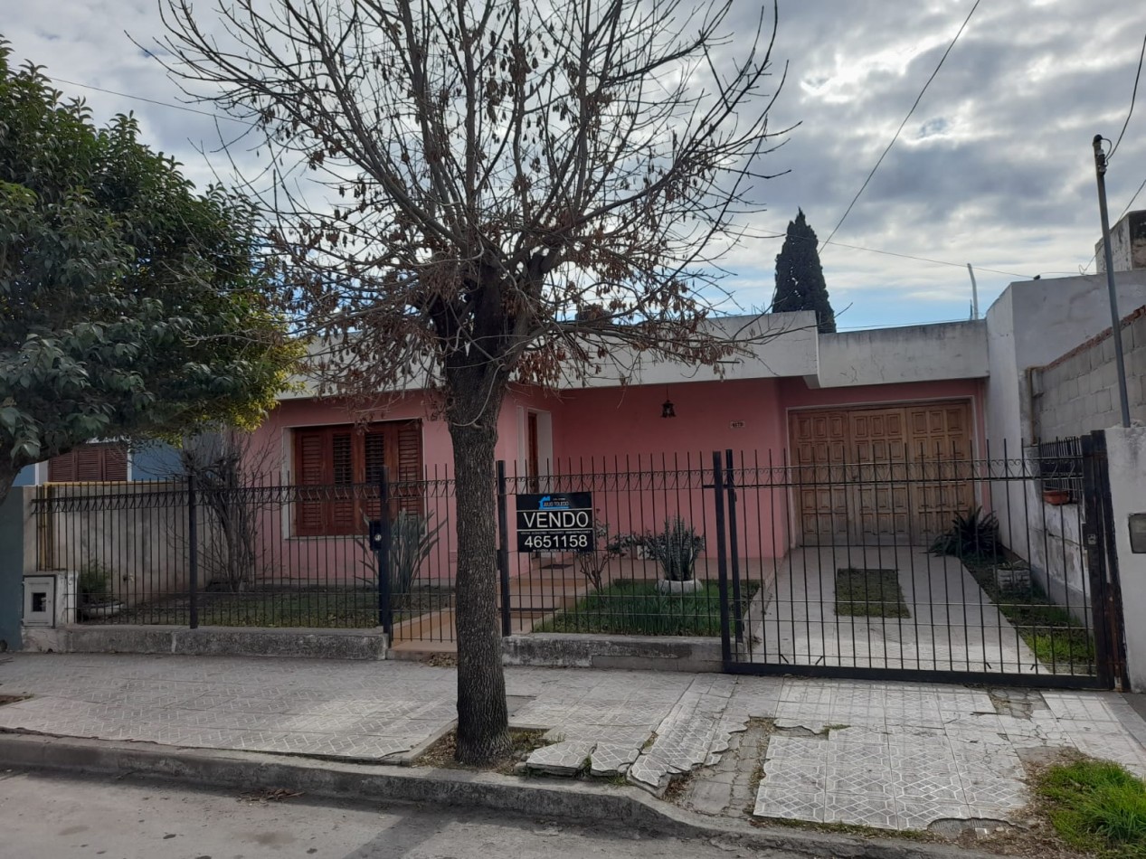 APTO CREDITO BANCOR EN B° VILLA ADELA: VENDO CASA DE 3 DORMITORIOS MEJOR ZONA, CON PATIO