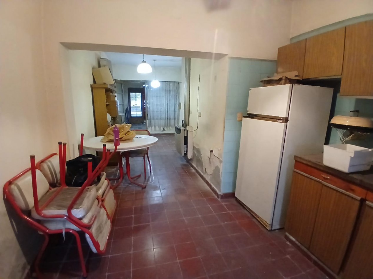 B° VILLA ADELA: PARA RECICLAR VENDO CASA CON LOCAL SOBRE PETTIROSSI (IDEAL INVERSOR)