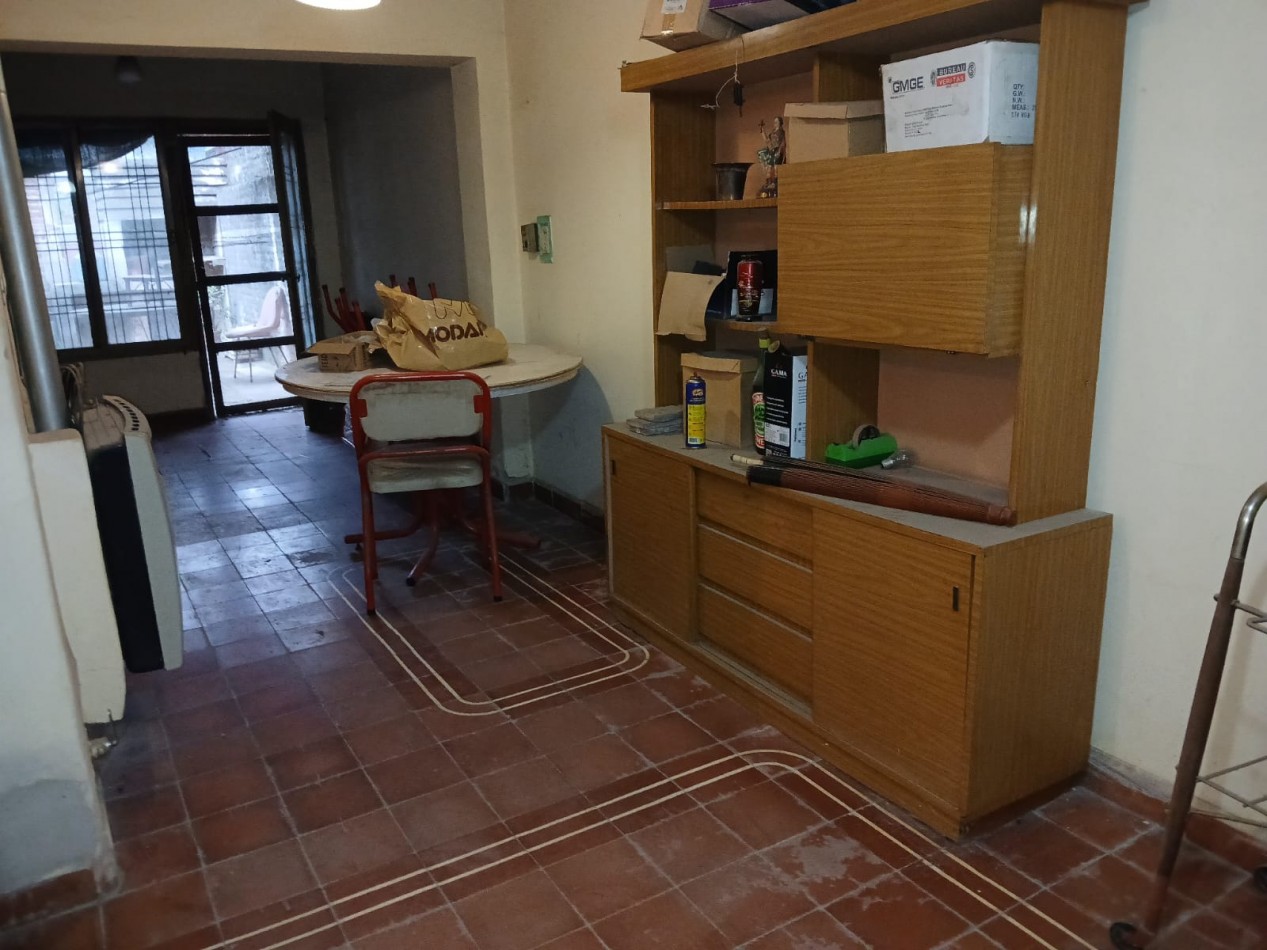 B° VILLA ADELA: PARA RECICLAR VENDO CASA CON LOCAL SOBRE PETTIROSSI (IDEAL INVERSOR)