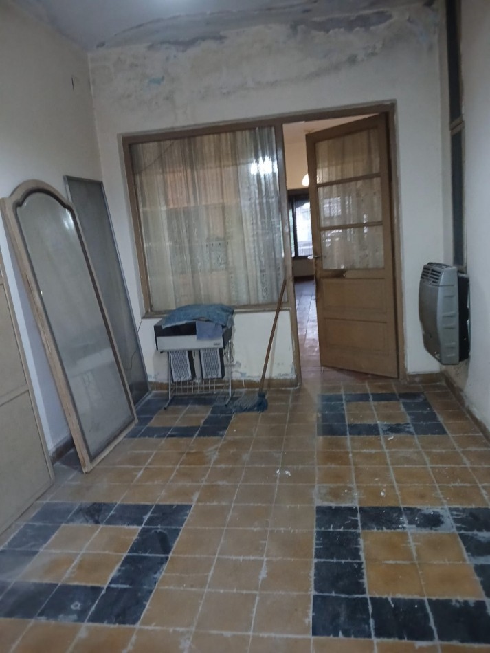 B° VILLA ADELA: PARA RECICLAR VENDO CASA CON LOCAL SOBRE PETTIROSSI (IDEAL INVERSOR)