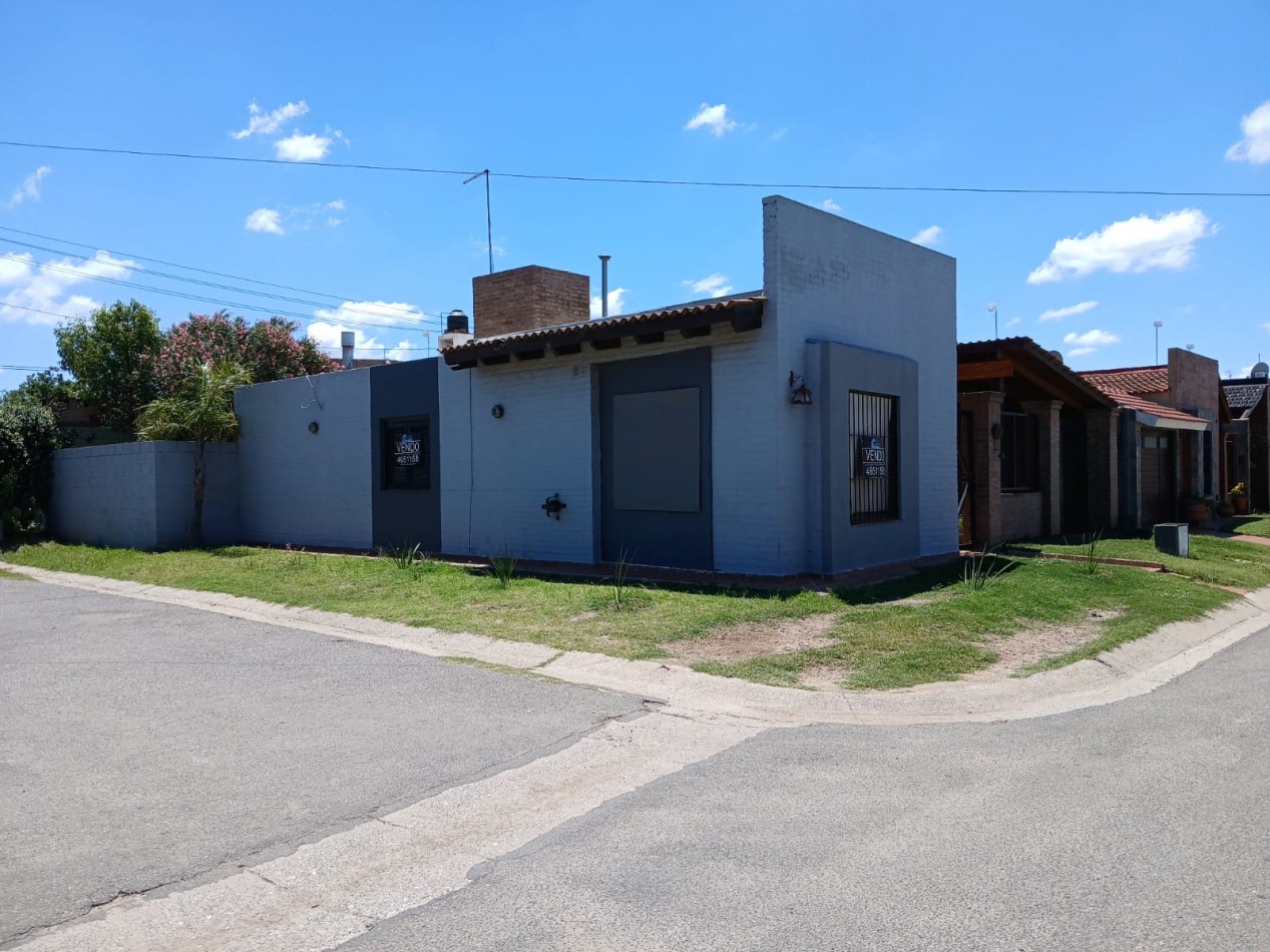 VENDO HERMOSA CASA DE 3 DORMITORIOS EN BARRIO PRIVADO SOLES DEL OESTE 