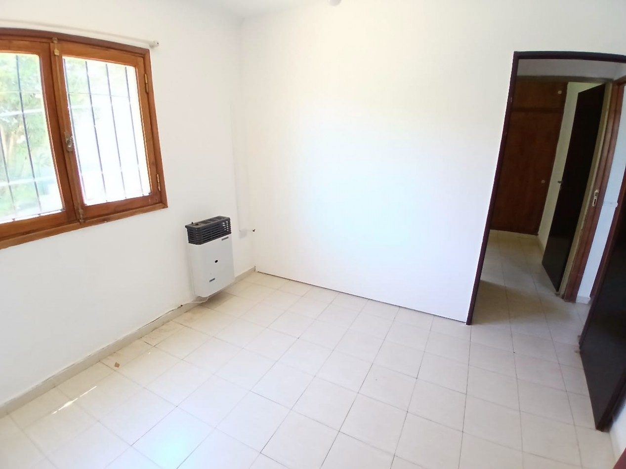 VENDO HERMOSA CASA DE 3 DORMITORIOS EN BARRIO PRIVADO SOLES DEL OESTE 