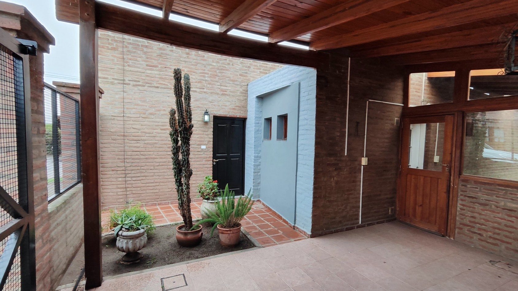 VENDO HERMOSA CASA DE 3 DORMITORIOS EN BARRIO PRIVADO SOLES DEL OESTE 