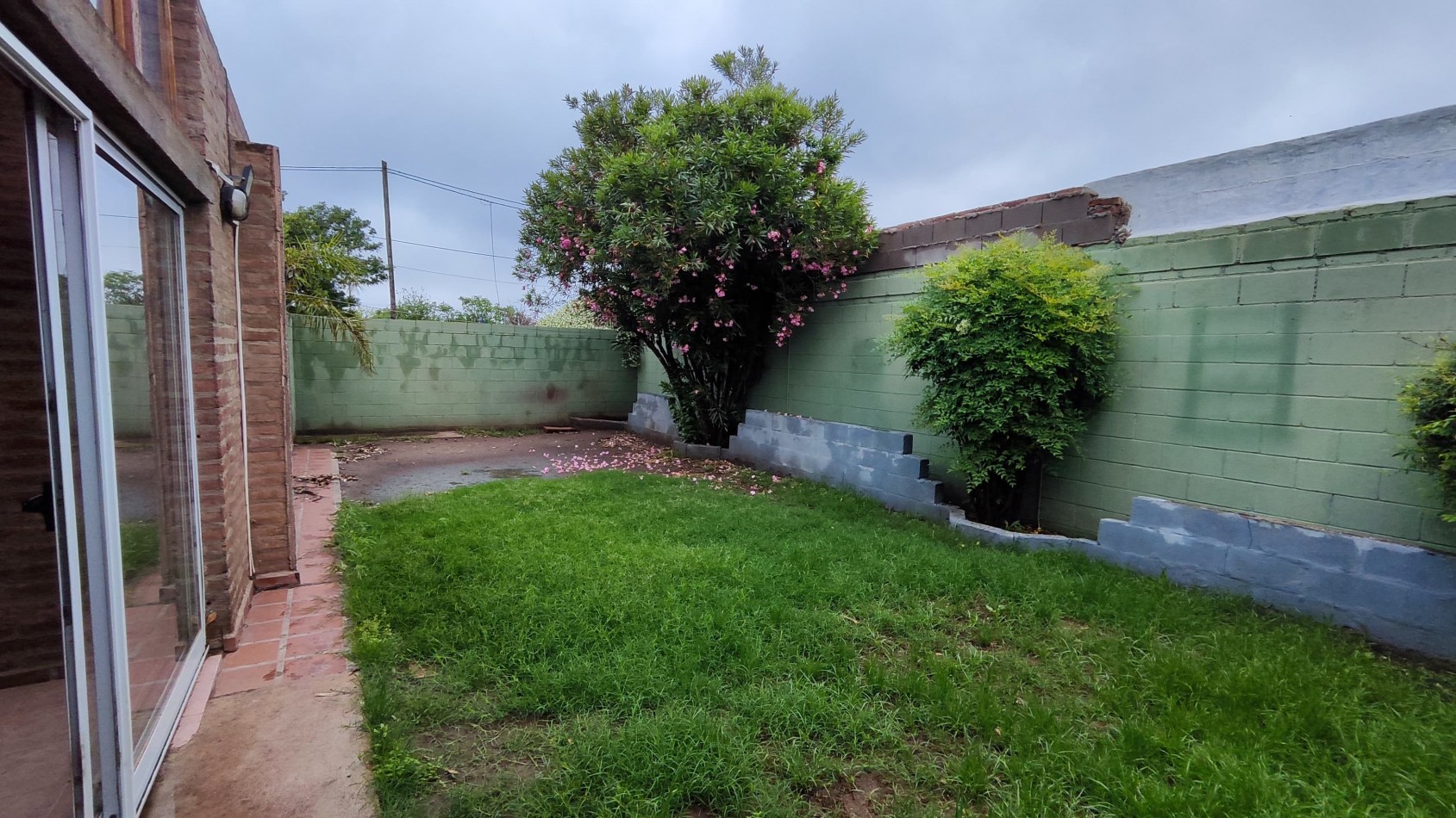 VENDO HERMOSA CASA DE 3 DORMITORIOS EN BARRIO PRIVADO SOLES DEL OESTE 