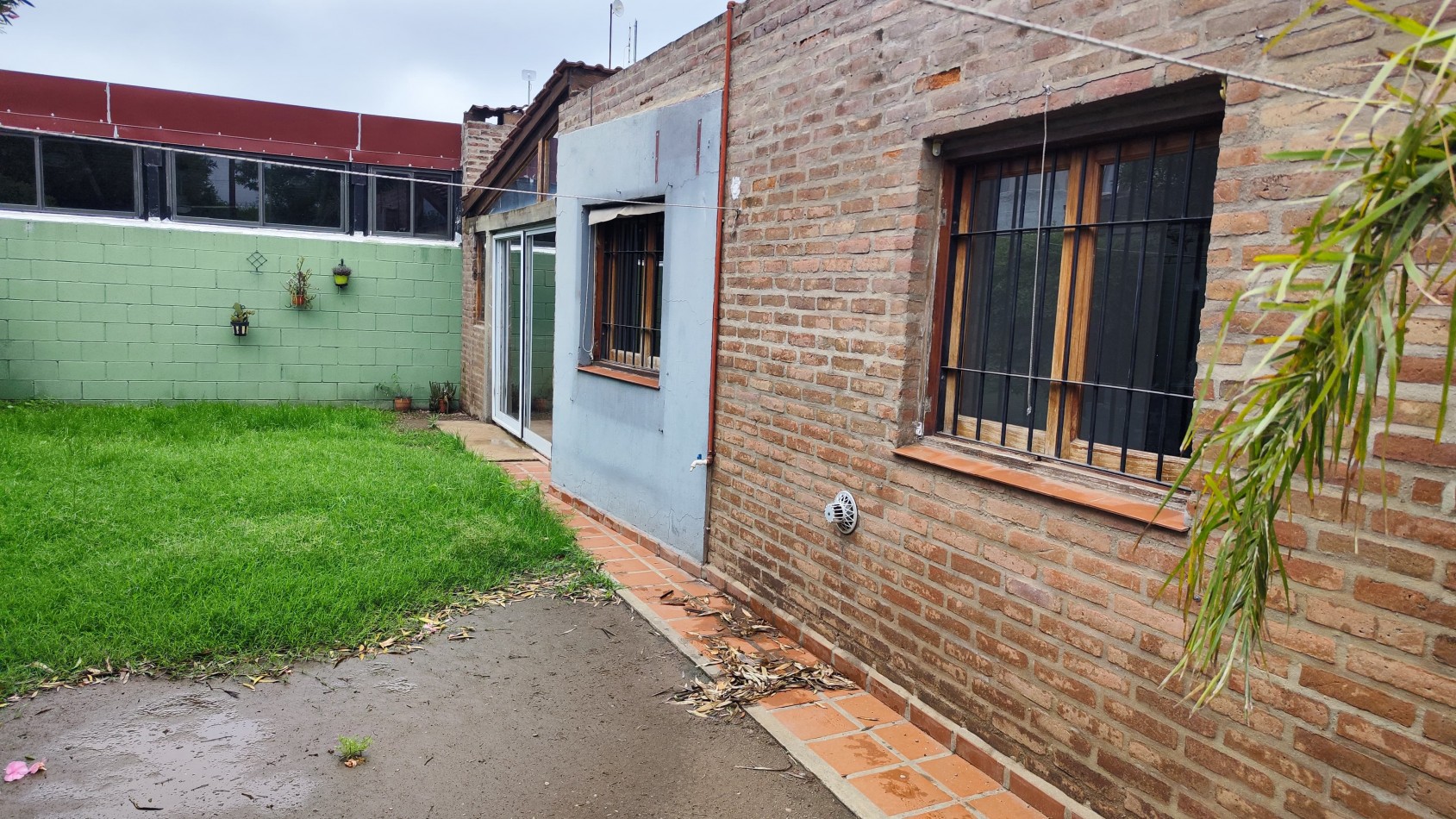 VENDO HERMOSA CASA DE 3 DORMITORIOS EN BARRIO PRIVADO SOLES DEL OESTE 