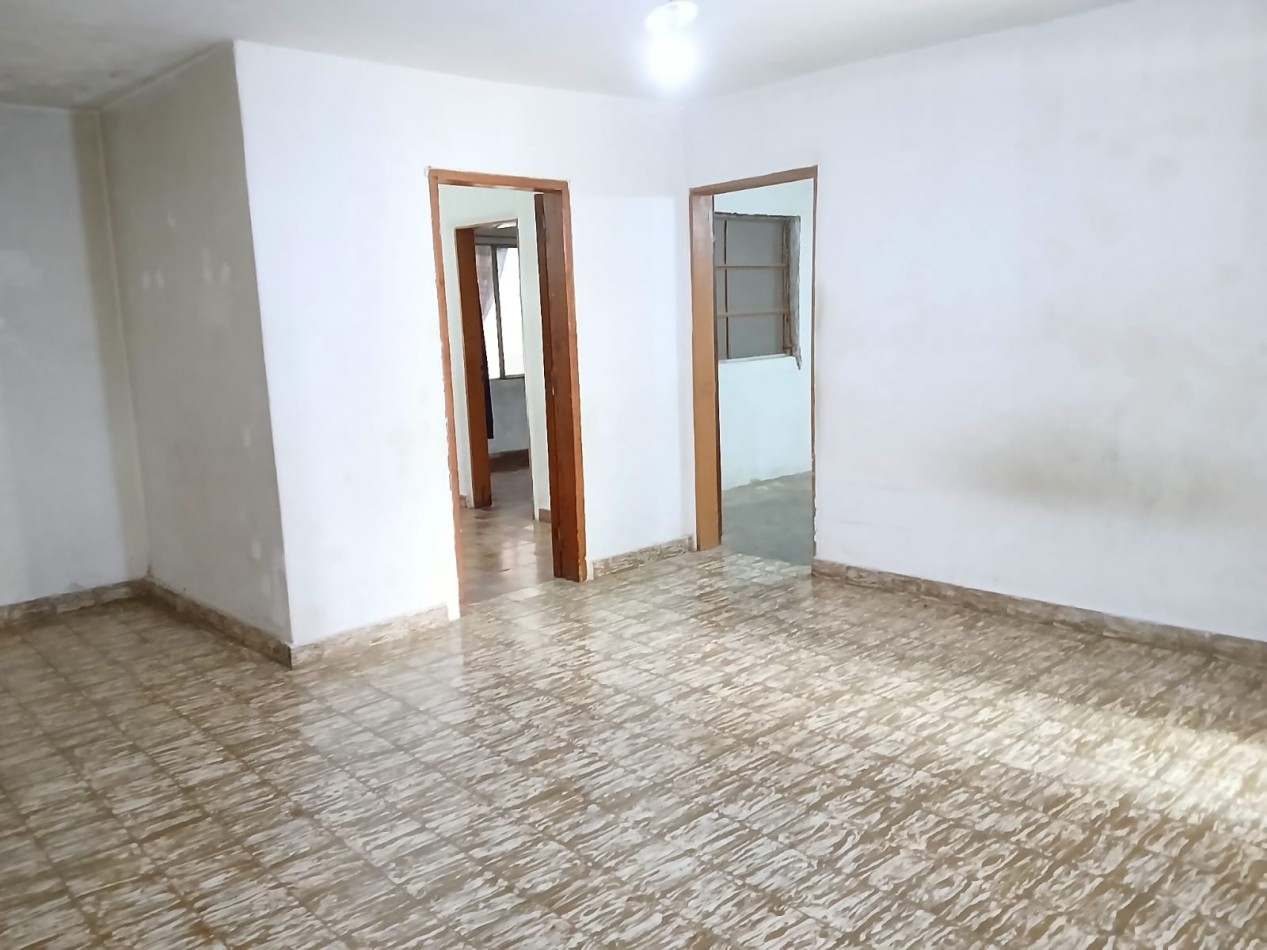 VILLA ADELA: VENDO CASA DE 2 DORMITORIOS PARA RECICLAR CON AMPLIO TERRENO