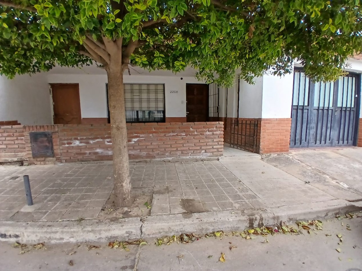 VILLA ADELA: VENDO CASA DE 2 DORMITORIOS PARA RECICLAR CON AMPLIO TERRENO