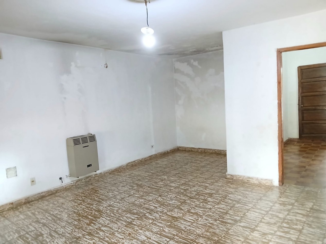 VILLA ADELA: VENDO CASA DE 2 DORMITORIOS PARA RECICLAR CON AMPLIO TERRENO