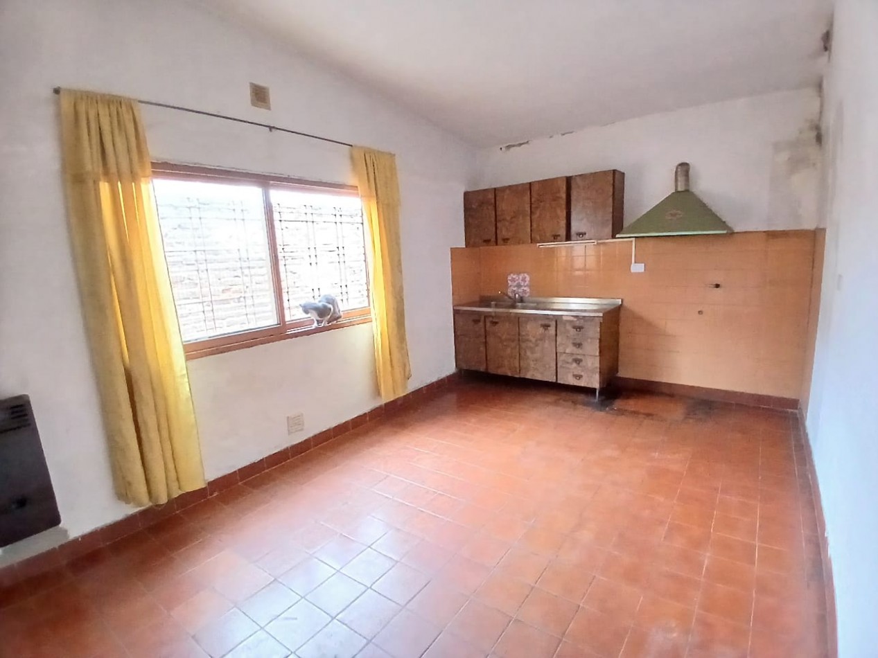 VILLA ADELA: VENDO CASA DE 2 DORMITORIOS PARA RECICLAR CON AMPLIO TERRENO