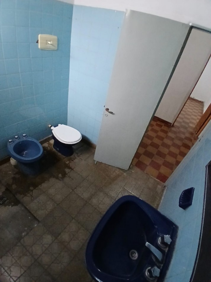 VILLA ADELA: VENDO CASA DE 2 DORMITORIOS PARA RECICLAR CON AMPLIO TERRENO