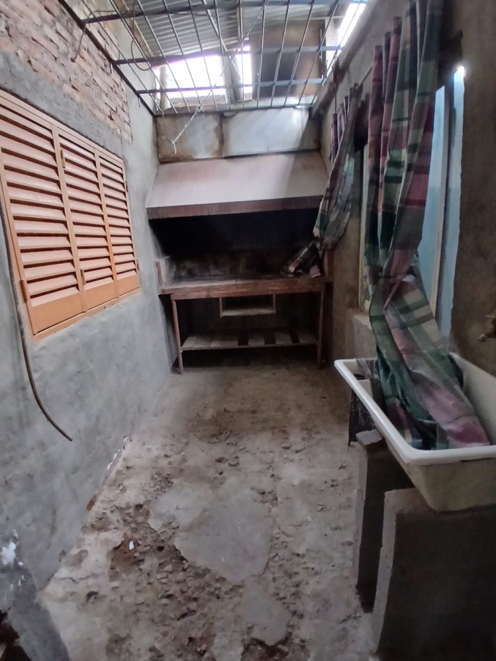 VILLA ADELA: VENDO CASA DE 2 DORMITORIOS PARA RECICLAR CON AMPLIO TERRENO