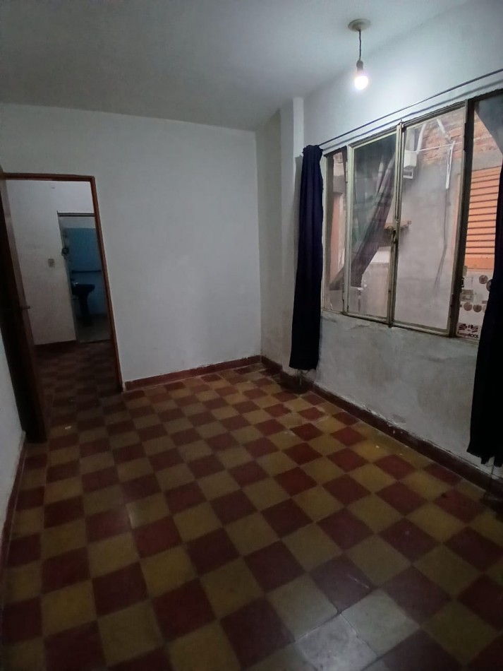 VILLA ADELA: VENDO CASA DE 2 DORMITORIOS PARA RECICLAR CON AMPLIO TERRENO