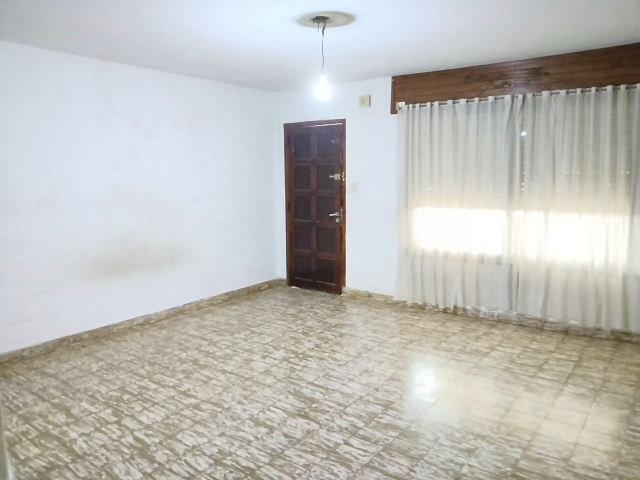 VILLA ADELA: VENDO CASA DE 2 DORMITORIOS PARA RECICLAR CON AMPLIO TERRENO