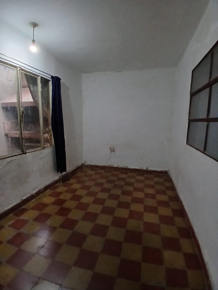 VILLA ADELA: VENDO CASA DE 2 DORMITORIOS PARA RECICLAR CON AMPLIO TERRENO