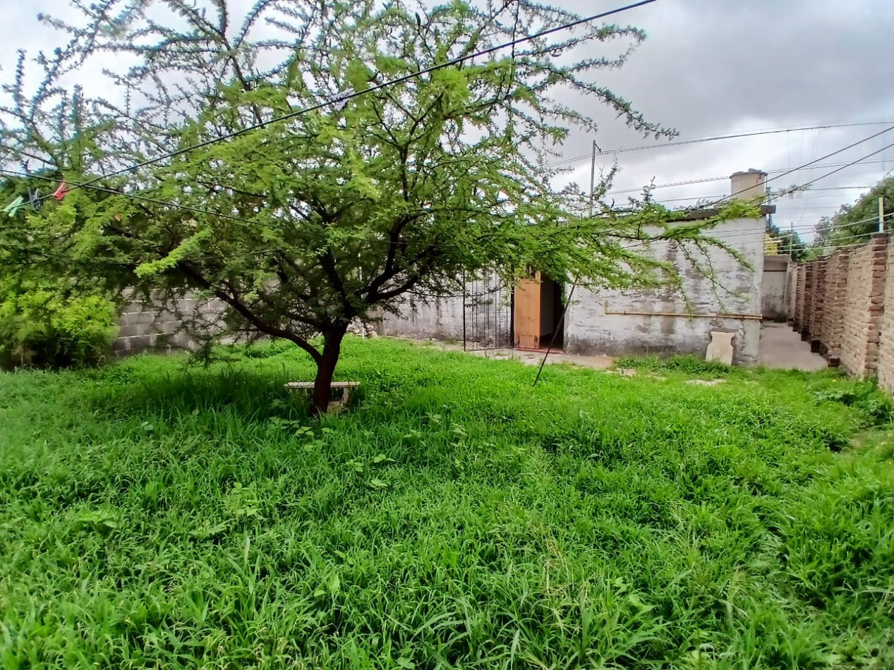 VILLA ADELA: VENDO CASA DE 2 DORMITORIOS PARA RECICLAR CON AMPLIO TERRENO