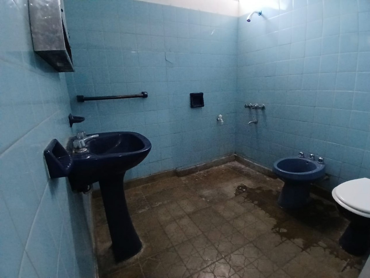 VILLA ADELA: VENDO CASA DE 2 DORMITORIOS PARA RECICLAR CON AMPLIO TERRENO