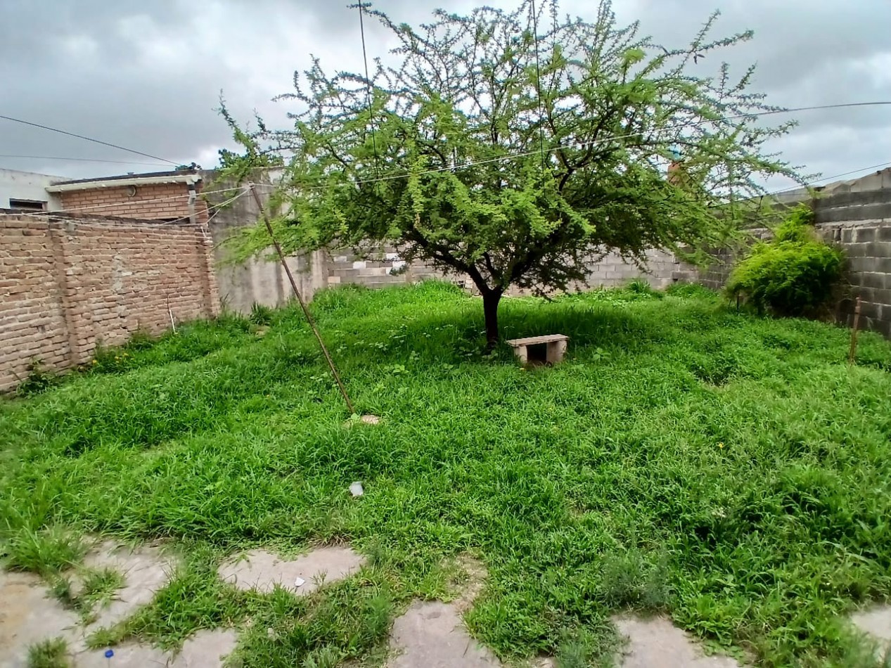 VILLA ADELA: VENDO CASA DE 2 DORMITORIOS PARA RECICLAR CON AMPLIO TERRENO