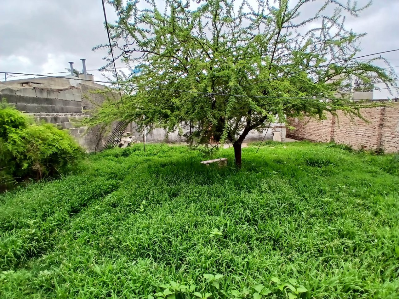 VILLA ADELA: VENDO CASA DE 2 DORMITORIOS PARA RECICLAR CON AMPLIO TERRENO