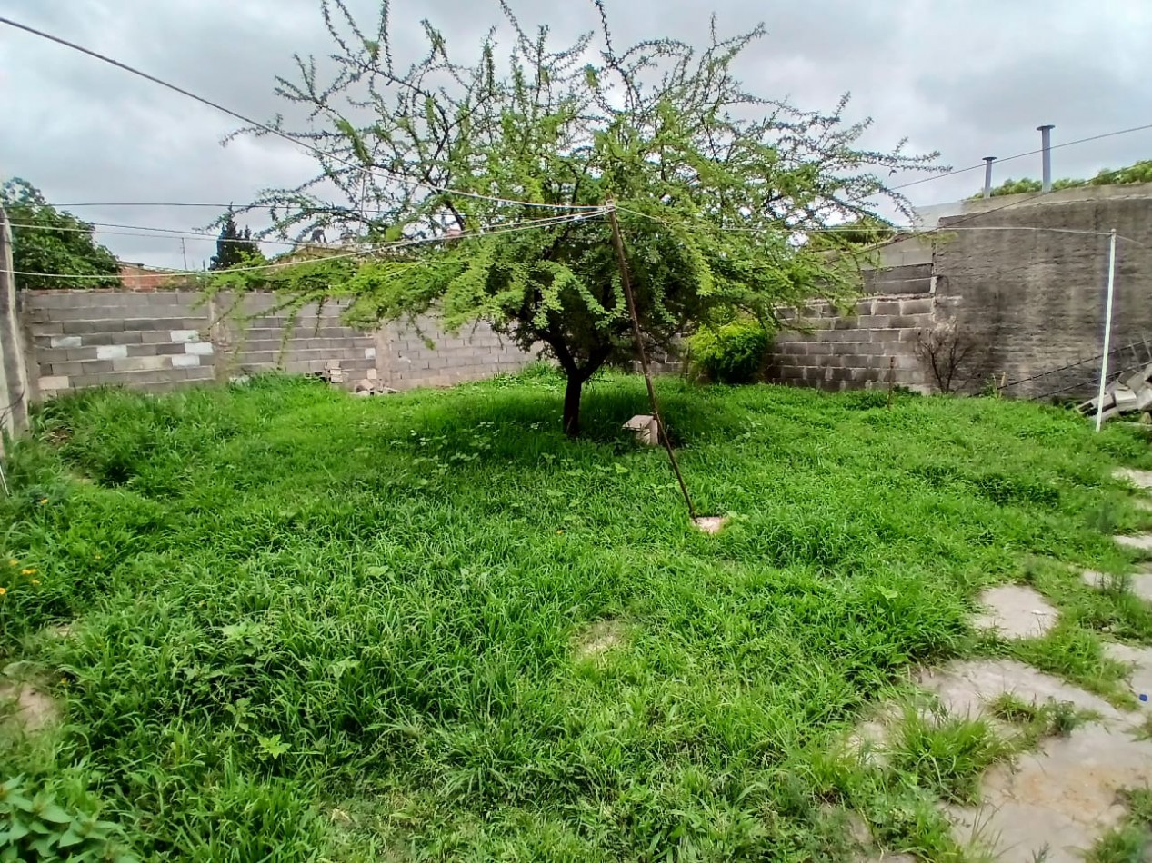 VILLA ADELA: VENDO CASA DE 2 DORMITORIOS PARA RECICLAR CON AMPLIO TERRENO