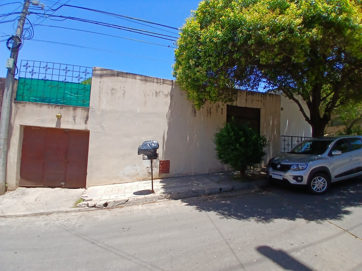 B° SARMIENTO: VENDO HERMOSA CASA ESQUINA DE 3 DORMITORIOS (MUY AMPLIA)