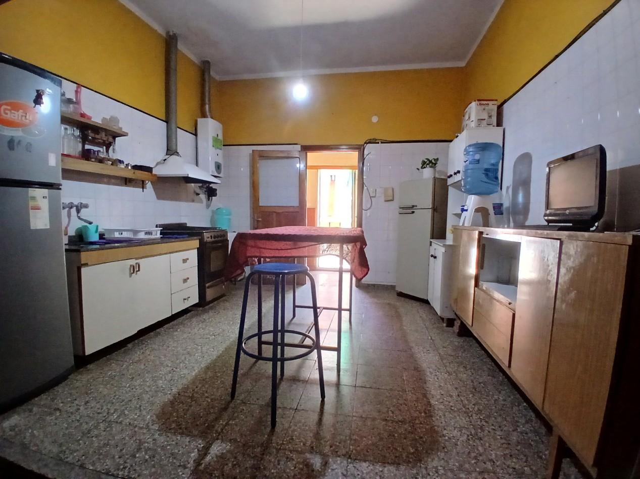 B° SARMIENTO: VENDO HERMOSA CASA ESQUINA DE 3 DORMITORIOS (MUY AMPLIA)