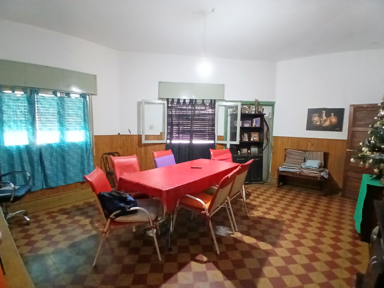 B° SARMIENTO: VENDO HERMOSA CASA ESQUINA DE 3 DORMITORIOS (MUY AMPLIA)