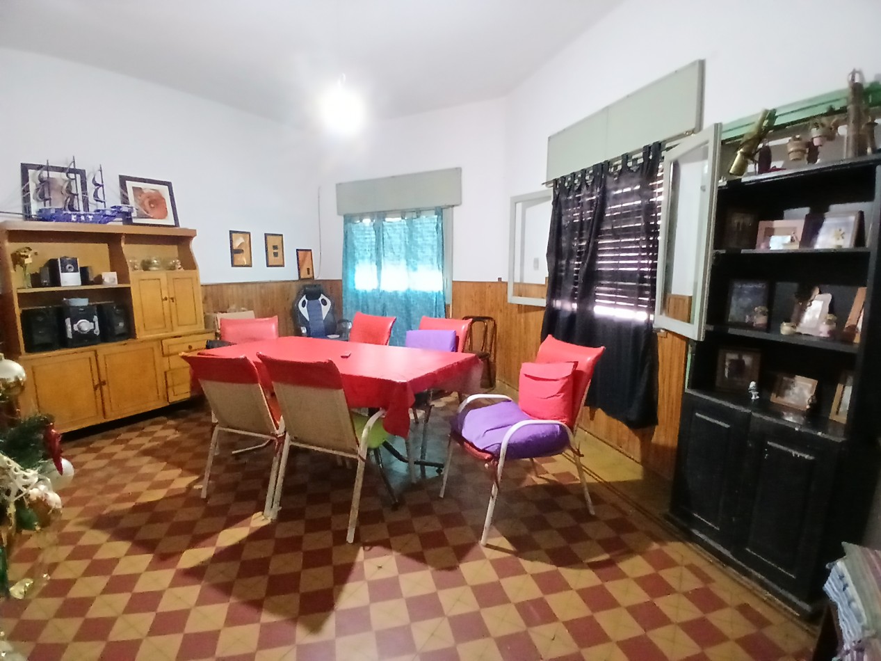 B° SARMIENTO: VENDO HERMOSA CASA ESQUINA DE 3 DORMITORIOS (MUY AMPLIA)