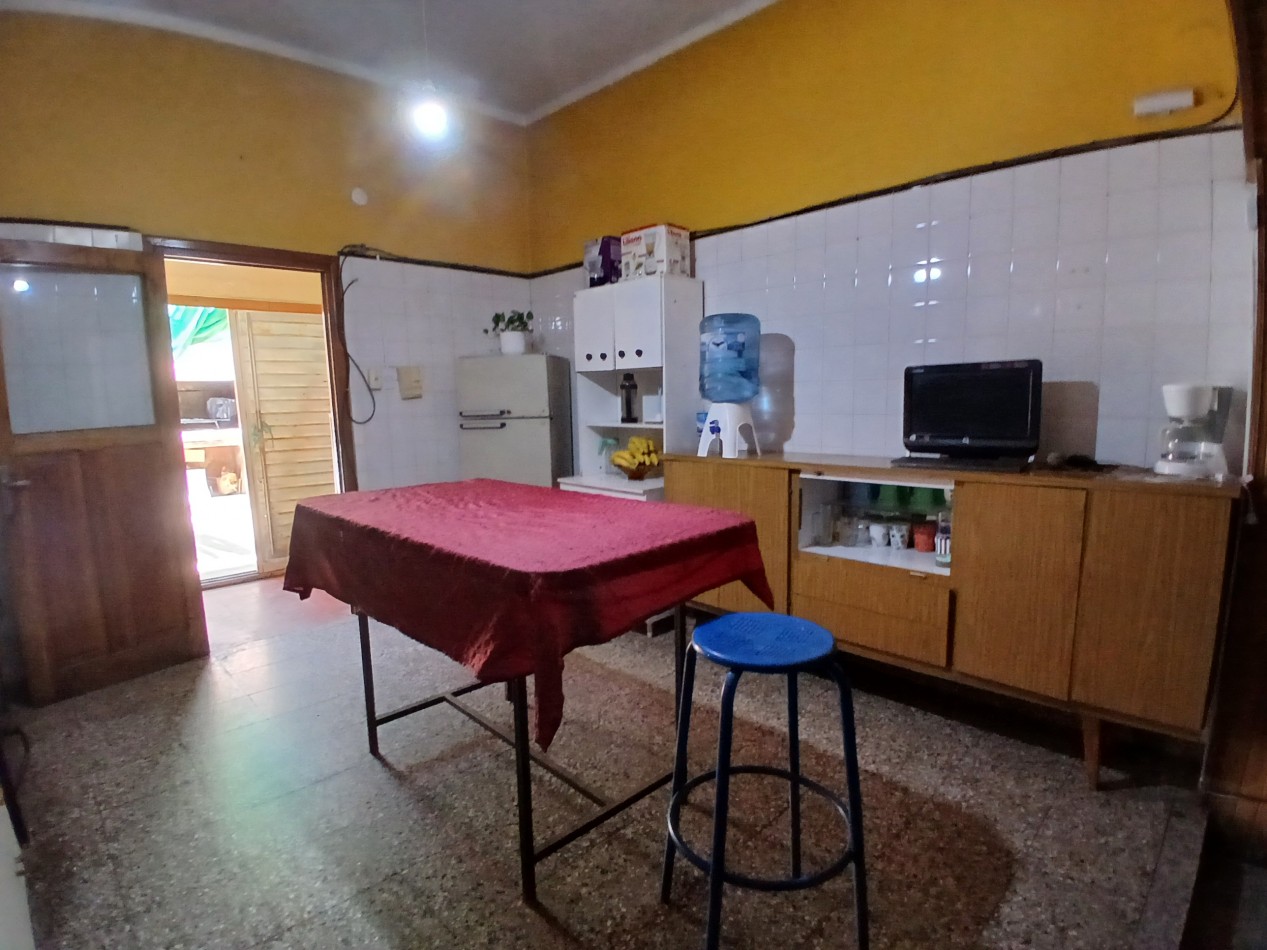 B° SARMIENTO: VENDO HERMOSA CASA ESQUINA DE 3 DORMITORIOS (MUY AMPLIA)