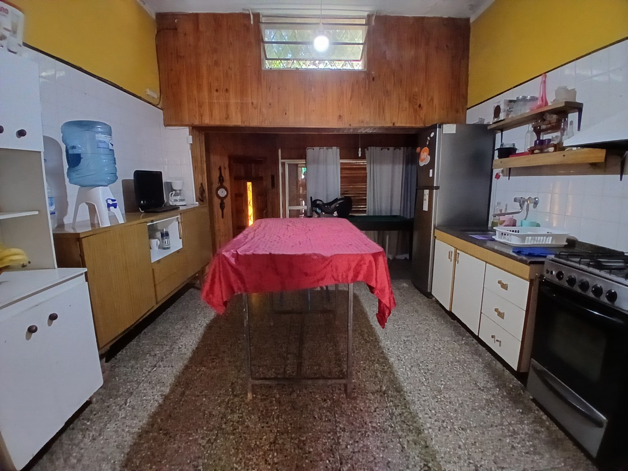 B° SARMIENTO: VENDO HERMOSA CASA ESQUINA DE 3 DORMITORIOS (MUY AMPLIA)