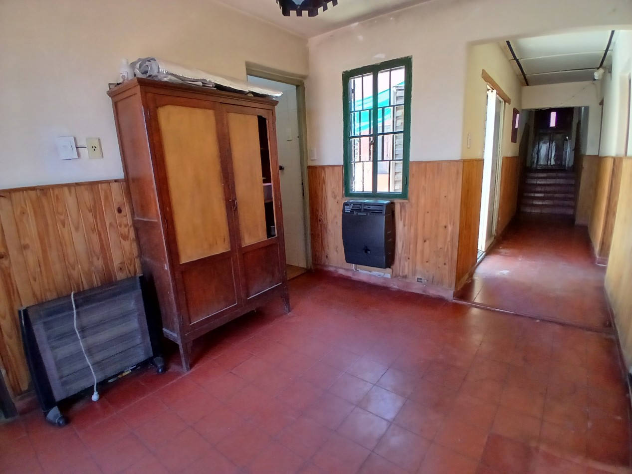 B° SARMIENTO: VENDO HERMOSA CASA ESQUINA DE 3 DORMITORIOS (MUY AMPLIA)