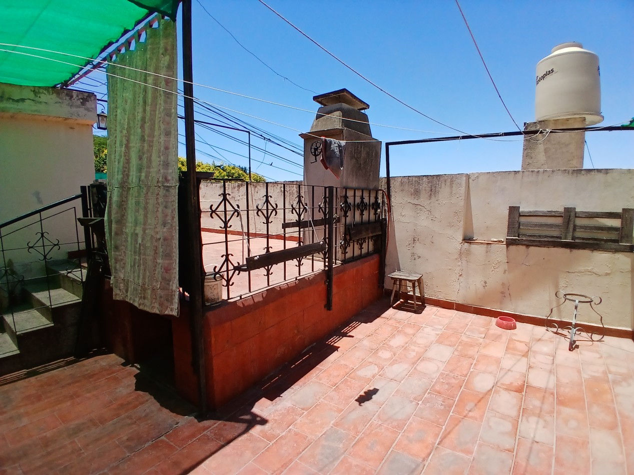 B° SARMIENTO: VENDO HERMOSA CASA ESQUINA DE 3 DORMITORIOS (MUY AMPLIA)