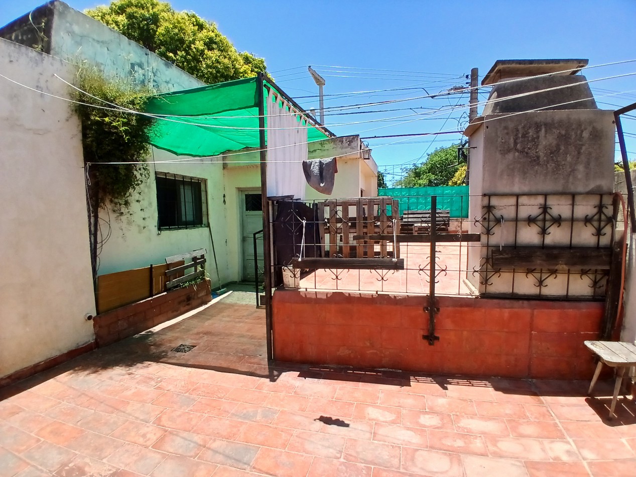 B° SARMIENTO: VENDO HERMOSA CASA ESQUINA DE 3 DORMITORIOS (MUY AMPLIA)