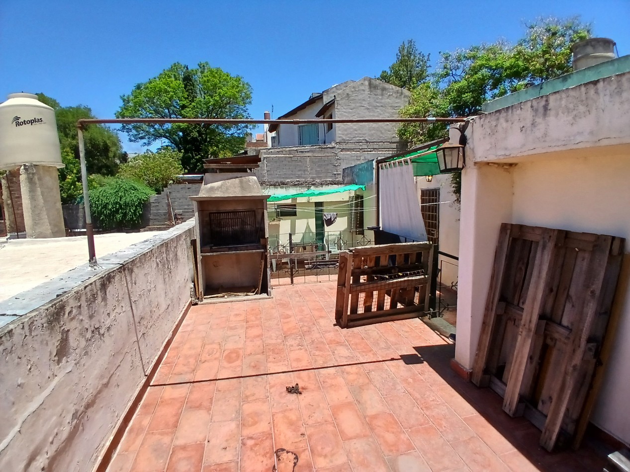 B° SARMIENTO: VENDO HERMOSA CASA ESQUINA DE 3 DORMITORIOS (MUY AMPLIA)