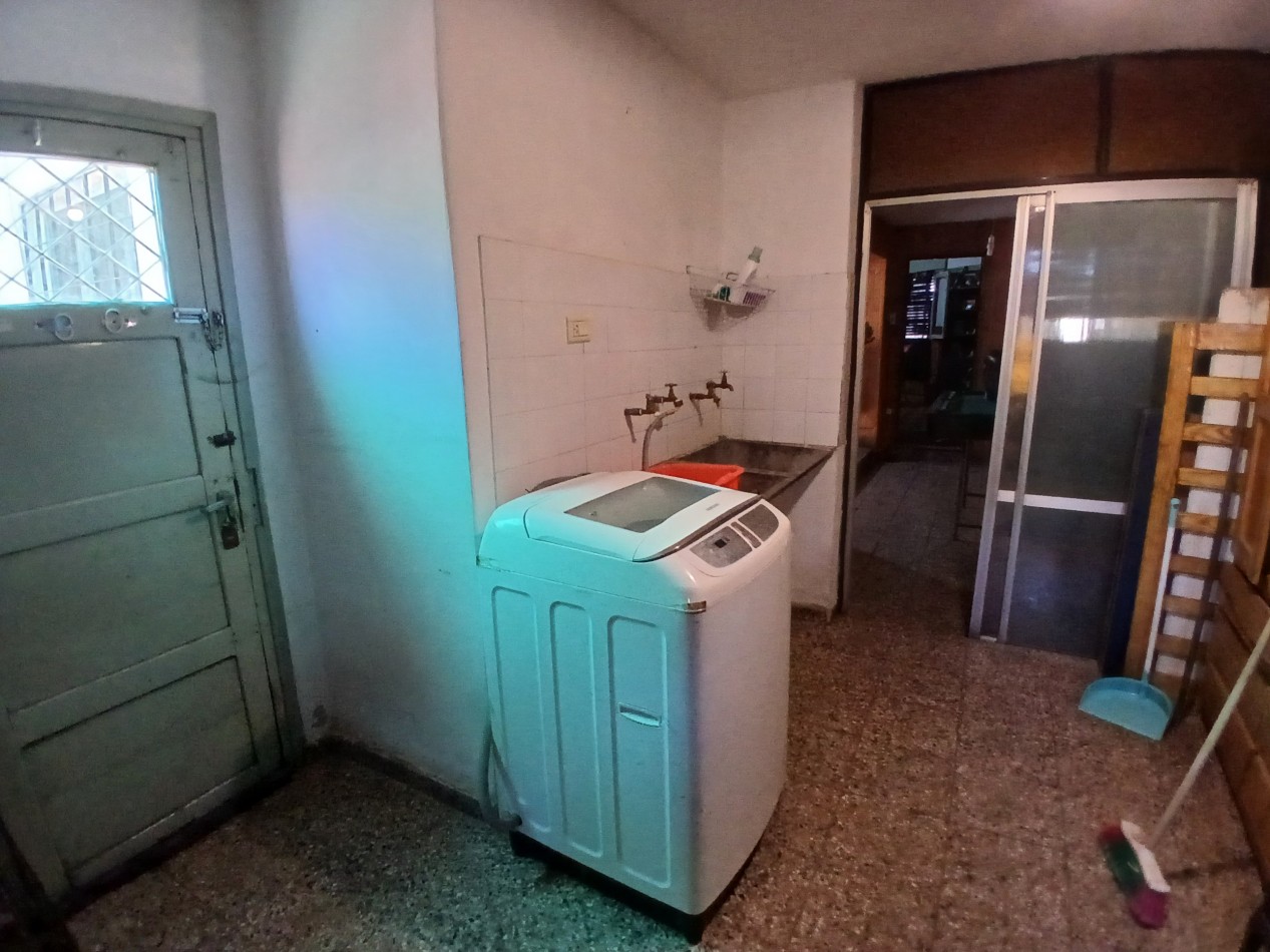 B° SARMIENTO: VENDO HERMOSA CASA ESQUINA DE 3 DORMITORIOS (MUY AMPLIA)