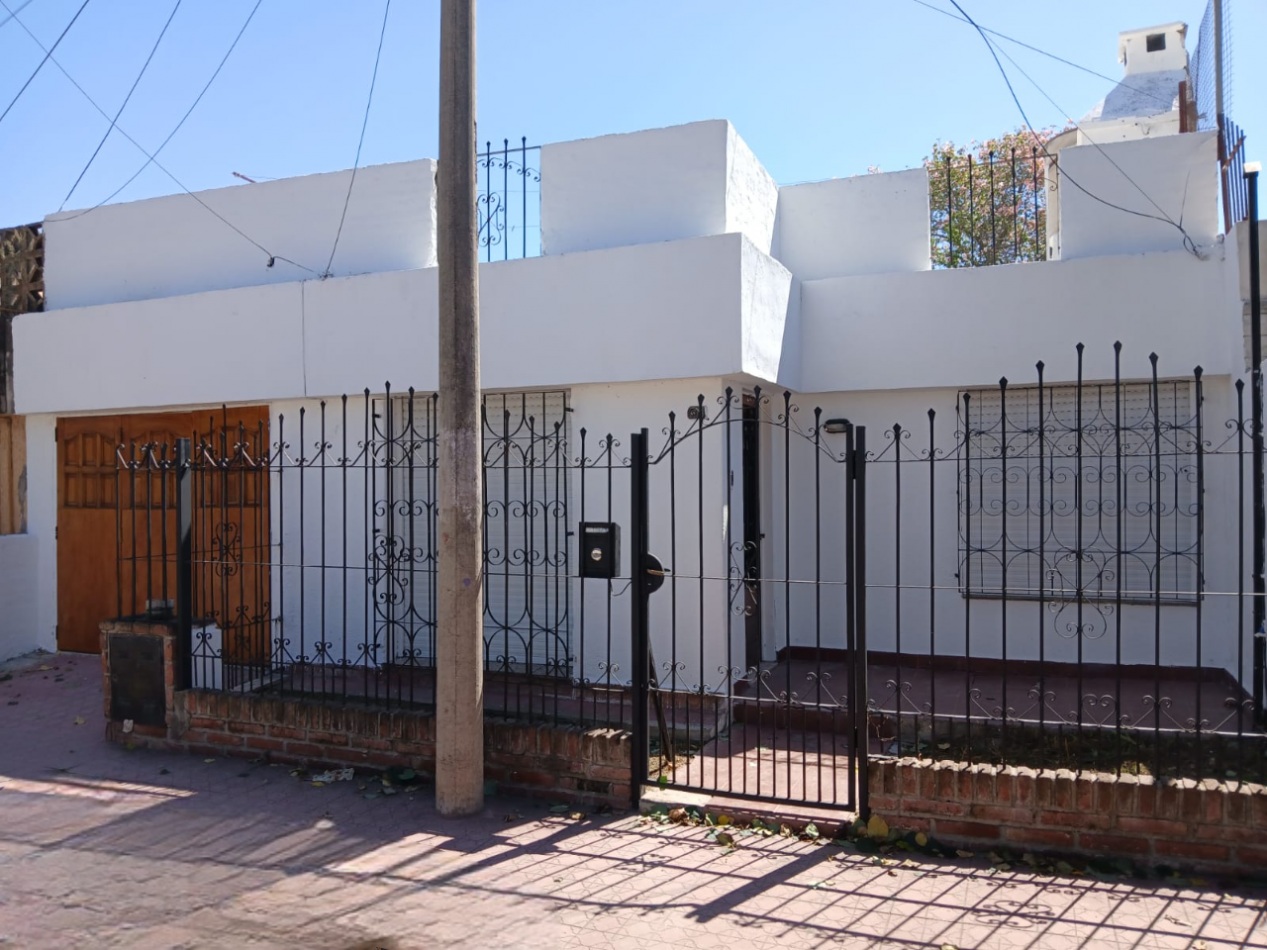 B° ROSEDAL: ALQUILO CASA DE 3 DORMITORIOS CON GARAJE