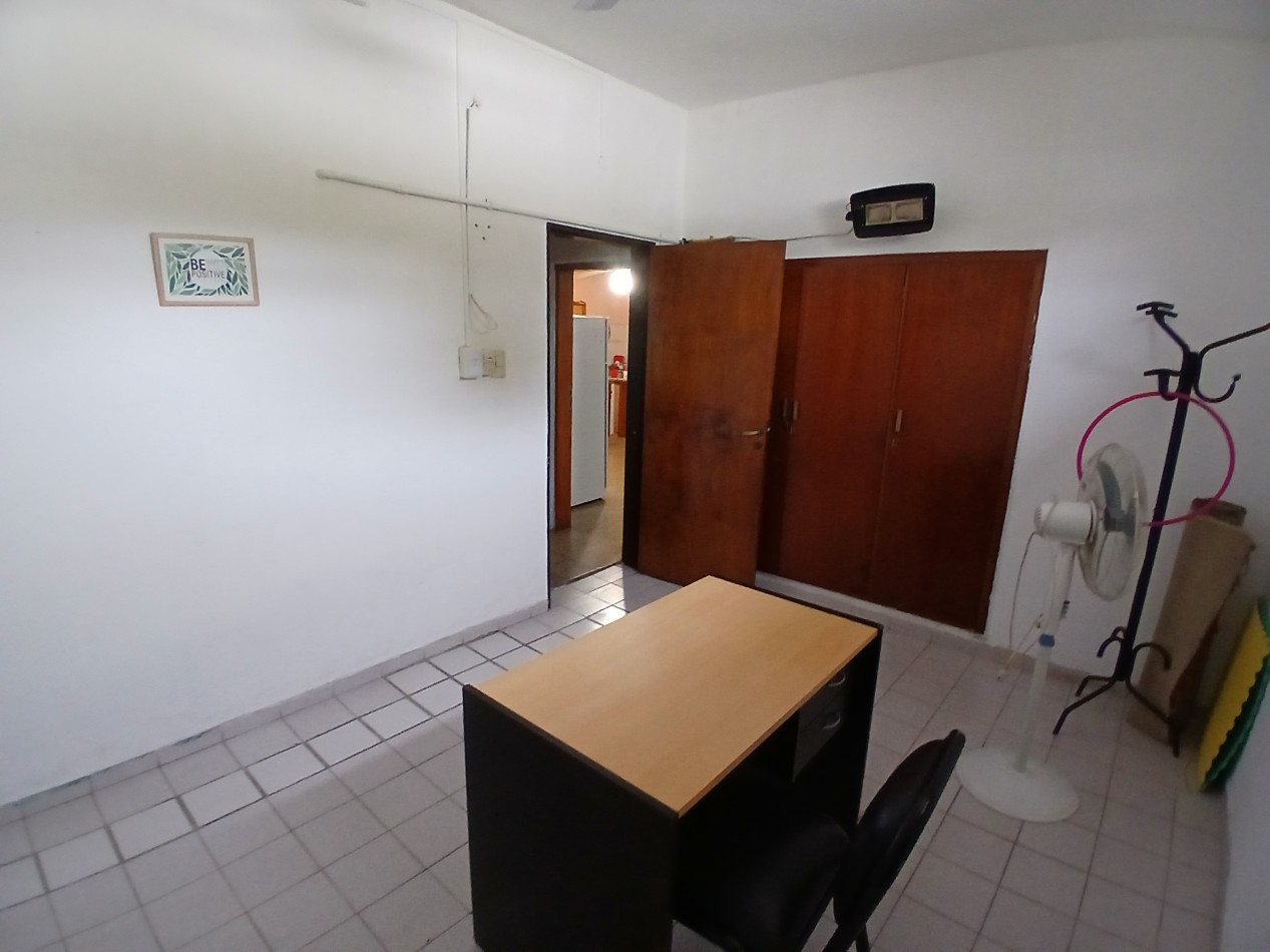 VILLA ADELA: VENDO IMPORTANTE CASA CON 2 DEPARTAMENTOS INTERNOS, IDEAL GERIATRICO O CONSULTORIOS MEDICOS