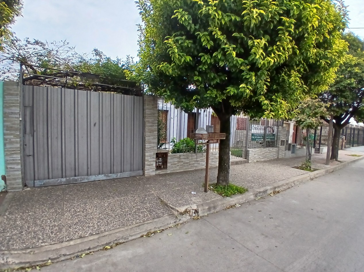 VILLA ADELA: VENDO IMPORTANTE CASA CON 2 DEPARTAMENTOS INTERNOS, IDEAL GERIATRICO O CONSULTORIOS MEDICOS