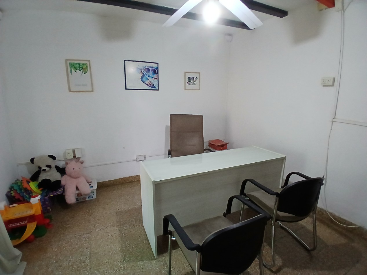 VILLA ADELA: VENDO IMPORTANTE CASA CON 2 DEPARTAMENTOS INTERNOS, IDEAL GERIATRICO O CONSULTORIOS MEDICOS